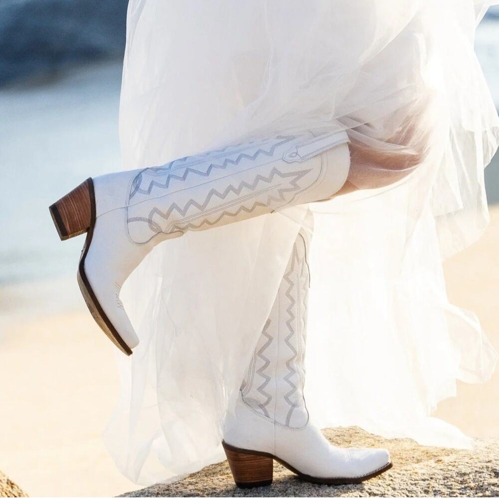 Dingo Size 8M White High Cotton Leather Western Boots Block Heel Snip Toe M24-11